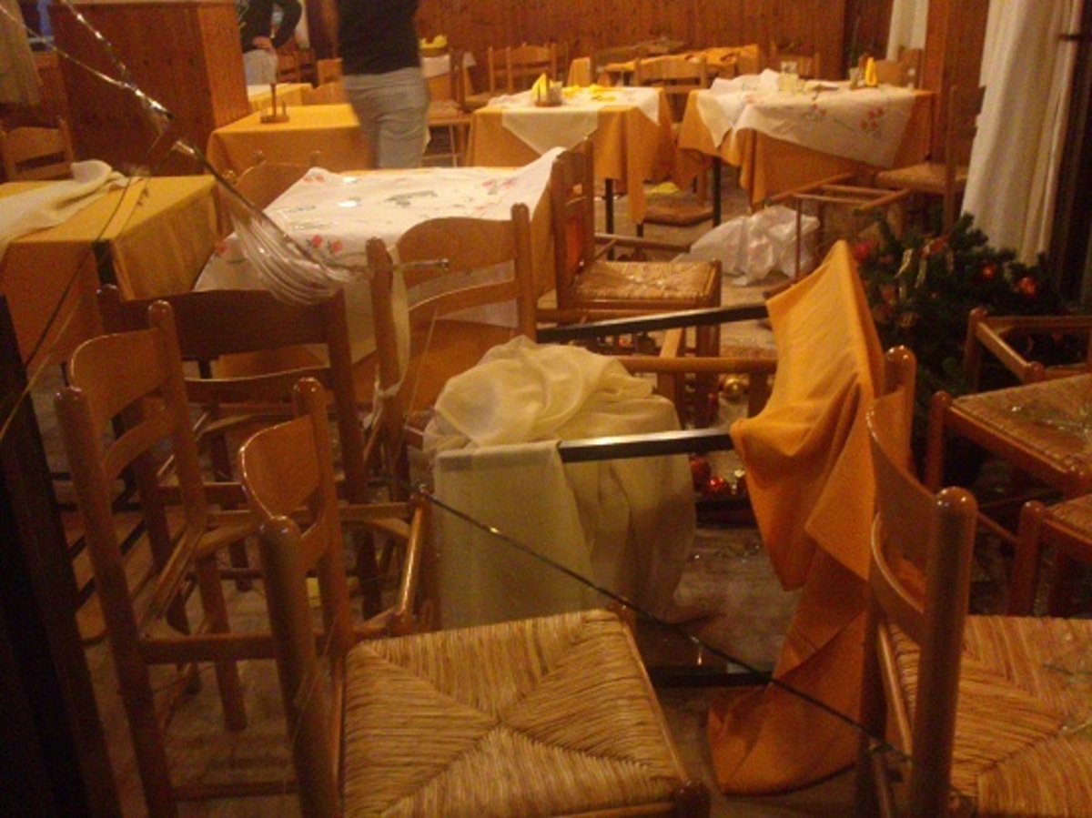Αγρίνιο: “Ντου” αντιεξουσιαστών σε ταβέρνα που έτρωγαν Χρυσαυγίτες – Φωτό και Video