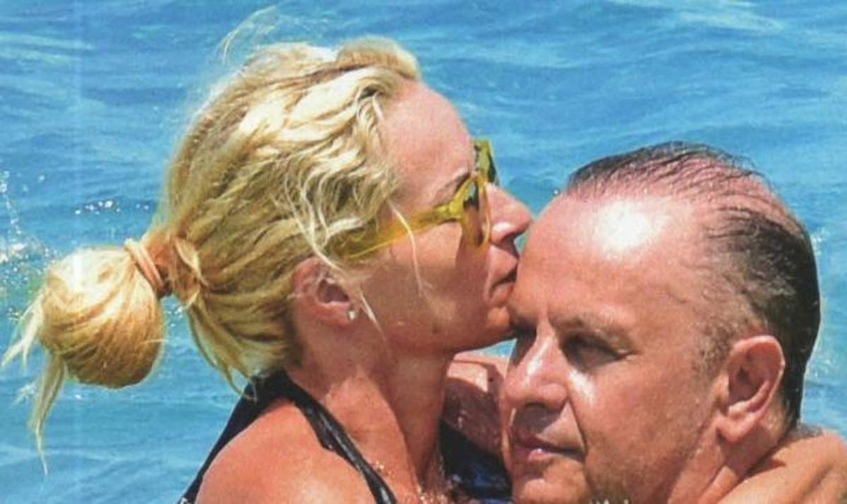 Αγκαλιά με τον άντρα της στις παραλίες της Κεφαλονιάς η Μπεκατώρου