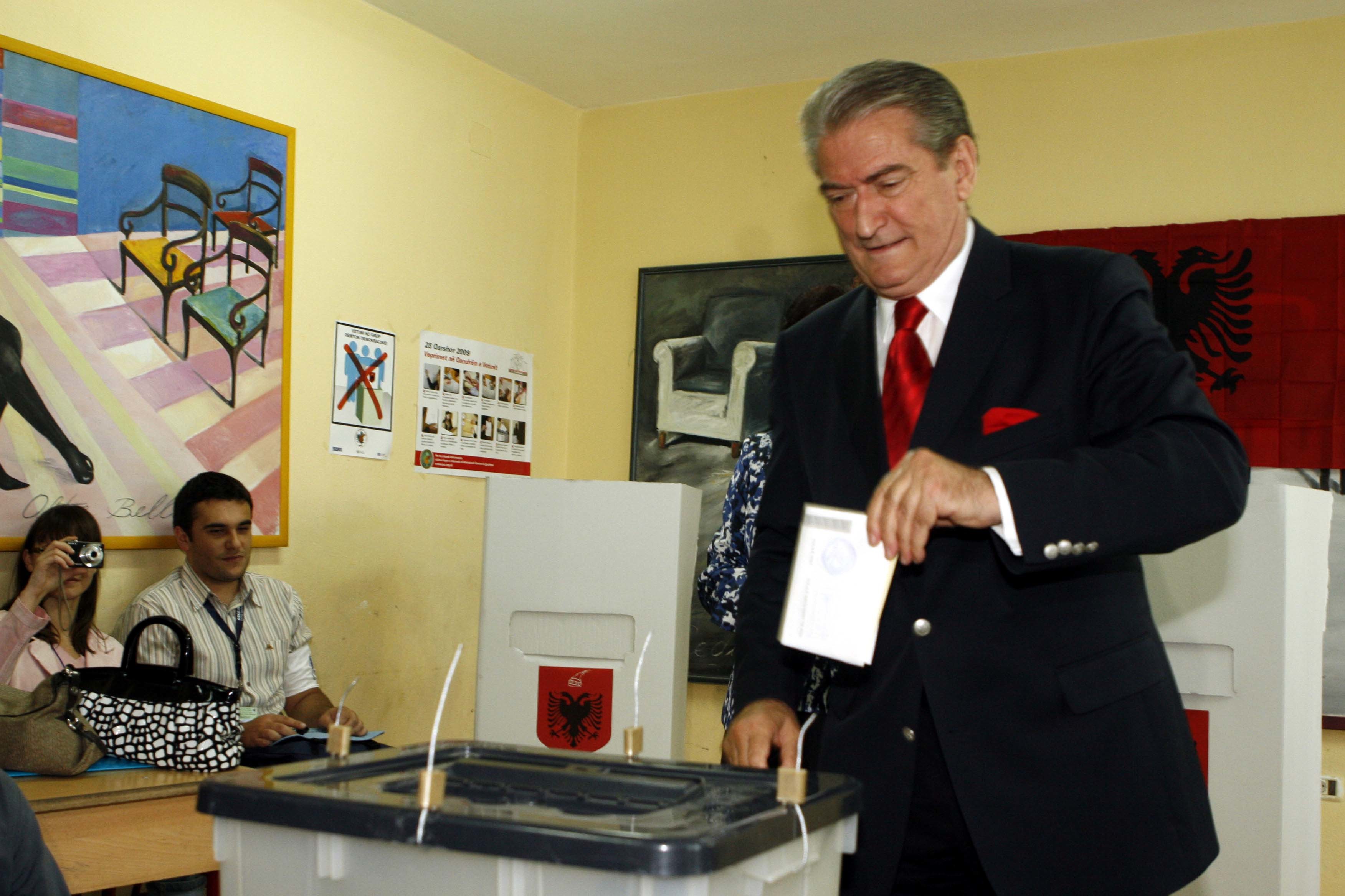 Σε ανασχηματισμό προχώρησε ο Σαλί Μπερίσα