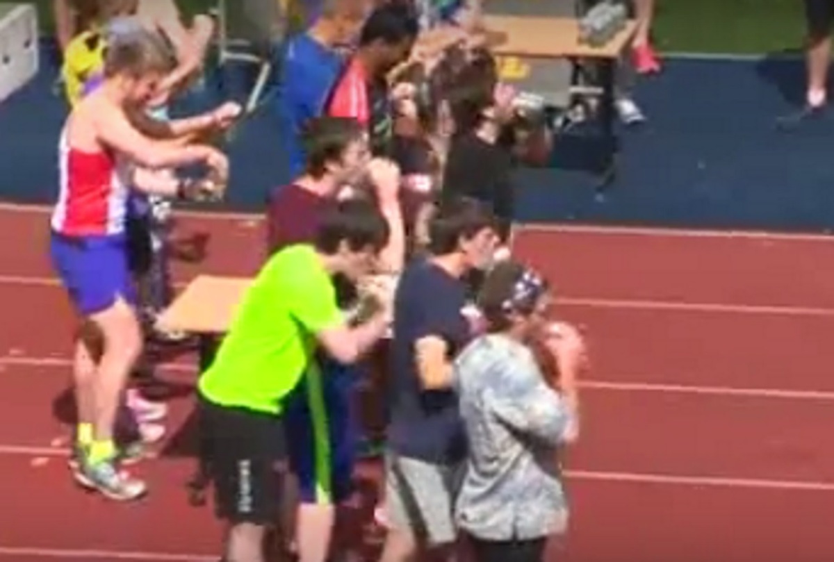 Ένας διαφορετικός αγώνας δρόμου πίνοντας μπύρες – [vid]