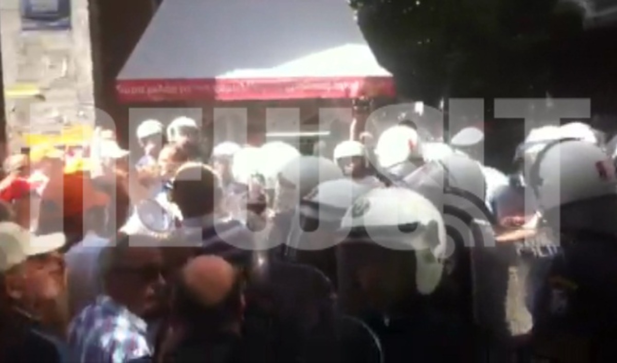 Μπλόκο στους διαδηλωτές