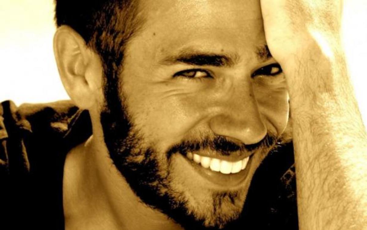 Μπορείτε να μαντέψετε ποιος γνωστός Έλληνας δημοσιογράφος έχει αυτόν τον κούκλο αδελφό;