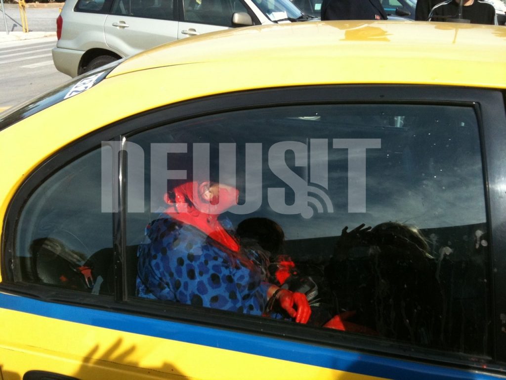 Μια από τις δυο επισκέπτριες λουσμένη στο κόκκινο χρώμα προσπαθεί να φύγει με ταξί από τον χώρο της έκθεσης ΦΩΤΟ NEWSIT