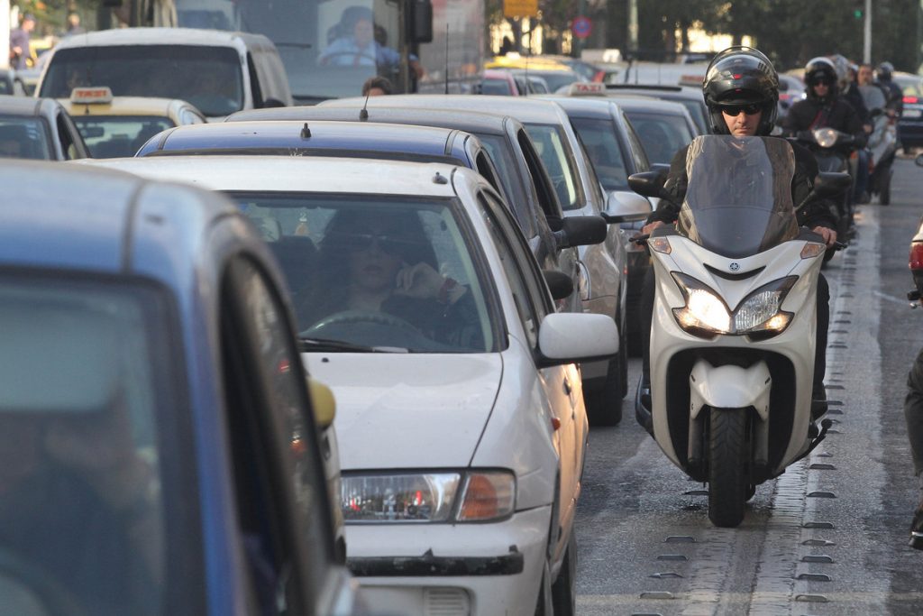 Θεσσαλονίκη: Η βροχή έφερε ξανά κυκλοφοριακό χάος στους δρόμους – Δύσκολες ώρες για τους οδηγούς
