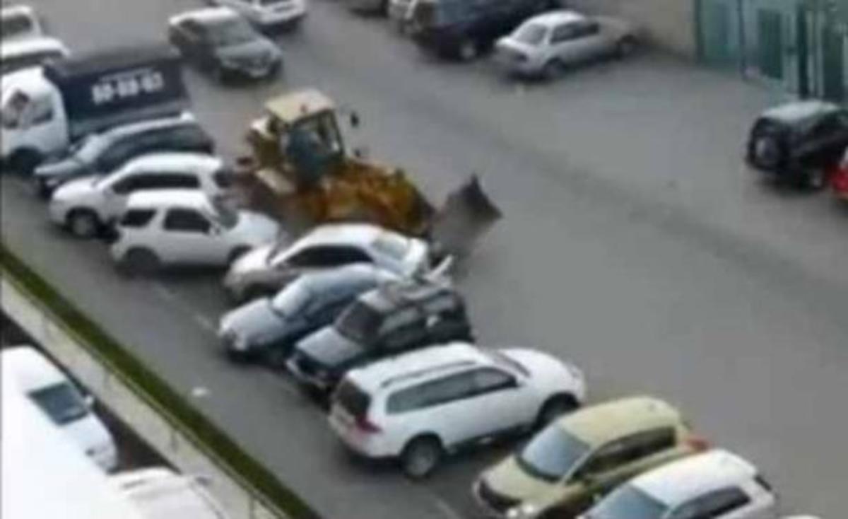 Μπουλντόζα με μεθυσμένο οδηγό διαλύει αυτοκίνητα!