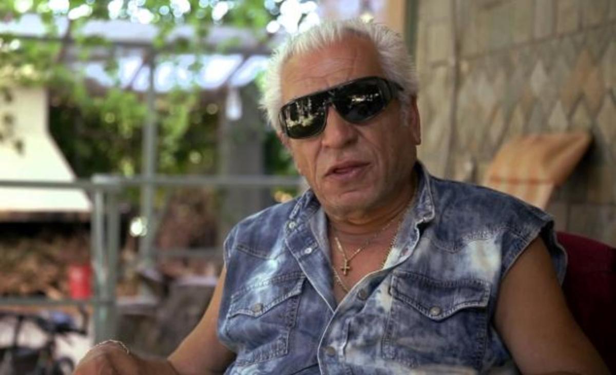 Γιατί ο Τάσος Μπουγάς φοράει πάντα μαύρα γυαλιά;