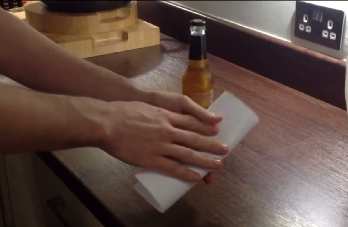 Πως ανοίγεις ένα μπουκάλι μπύρας ή κρασιού χωρίς ανοιχτήρι!