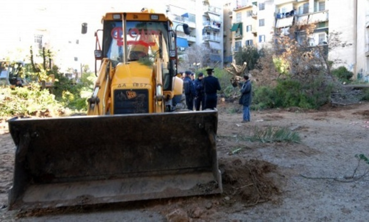 Ξάπλωσε μπροστά από τη μπουλντόζα γειτόνισσα πασίγνωστης παρουσιάστριας!