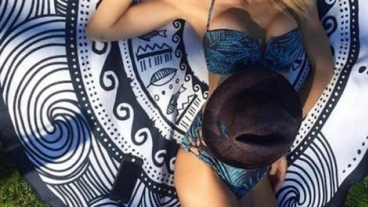 Φωτιές άναψε το μπούστο γνωστής παρουσιάστριας