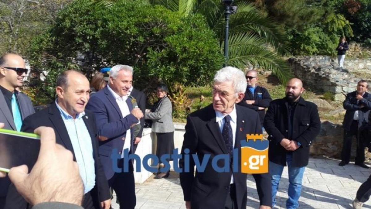 Ο Μπουτάρης με γραβάτα