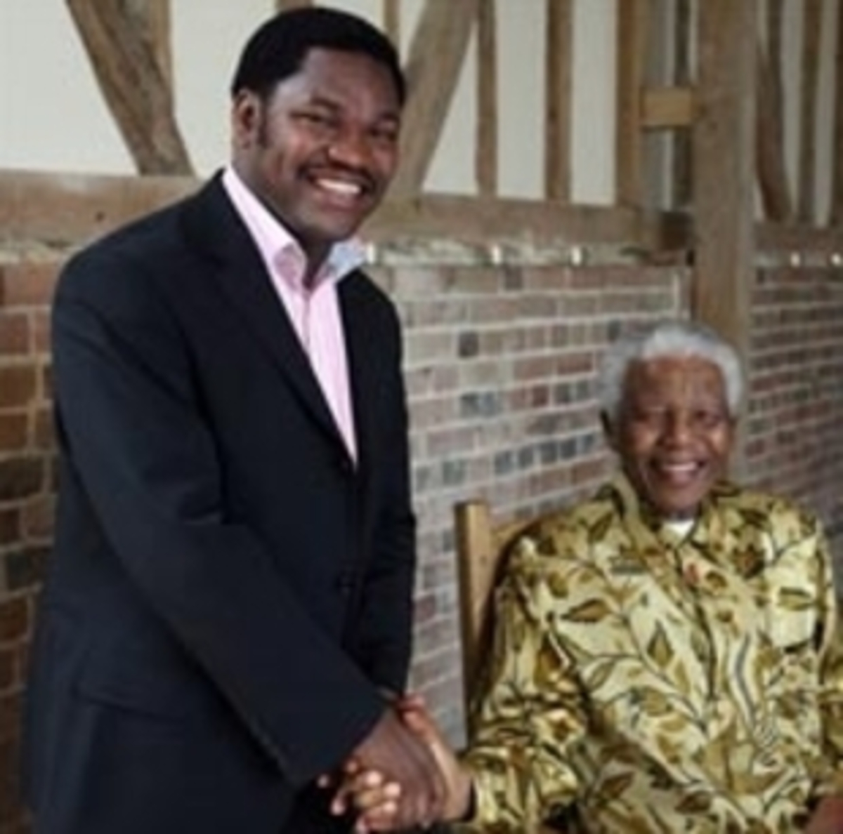 Ο Ντσέμπε είχε επιλεγεί από τον Νέλσον Μαντέλα για να τραγουδήσει στο Μουντιάλ της Αφρικής.