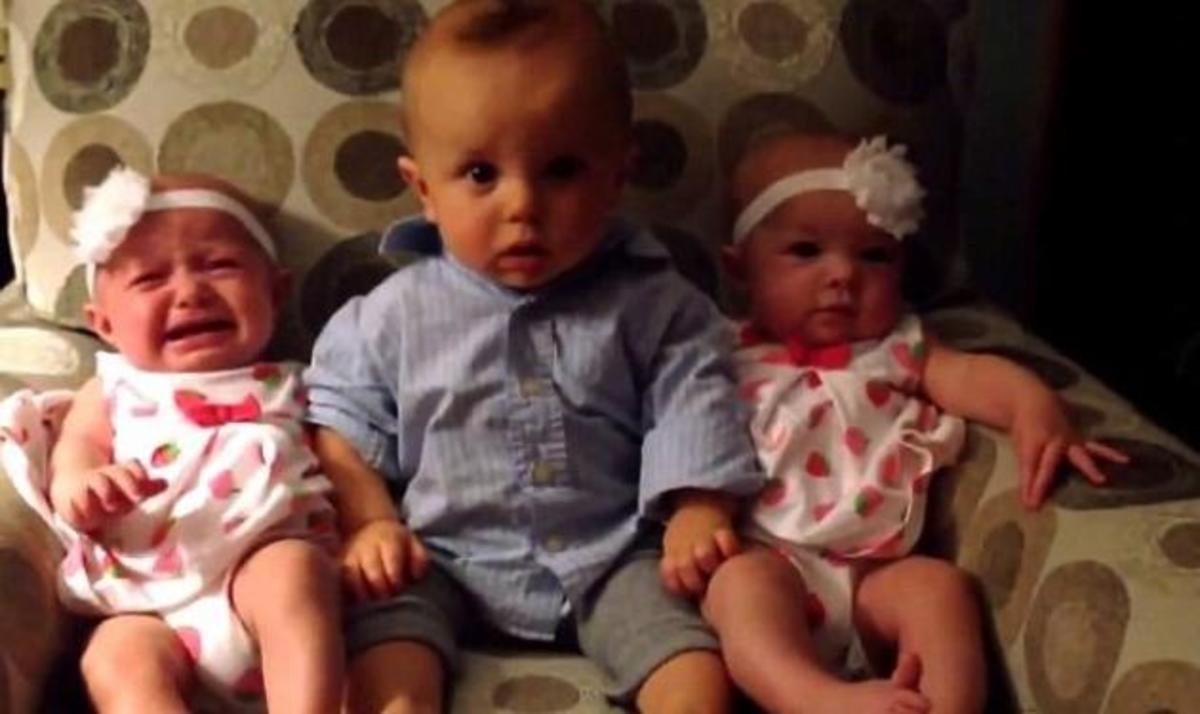 Χαμός στο youtube με τον  μπόμπιρα που βλέπει για πρώτη φορά τις δίδυμες αδελφούλες του!