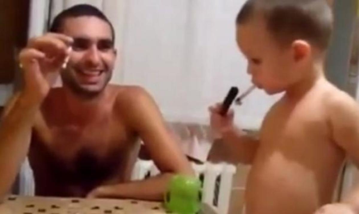 Πατέρας δίνει τσιγάρο στον 2χρονο γιο του! Σοκαριστικό βίντεο