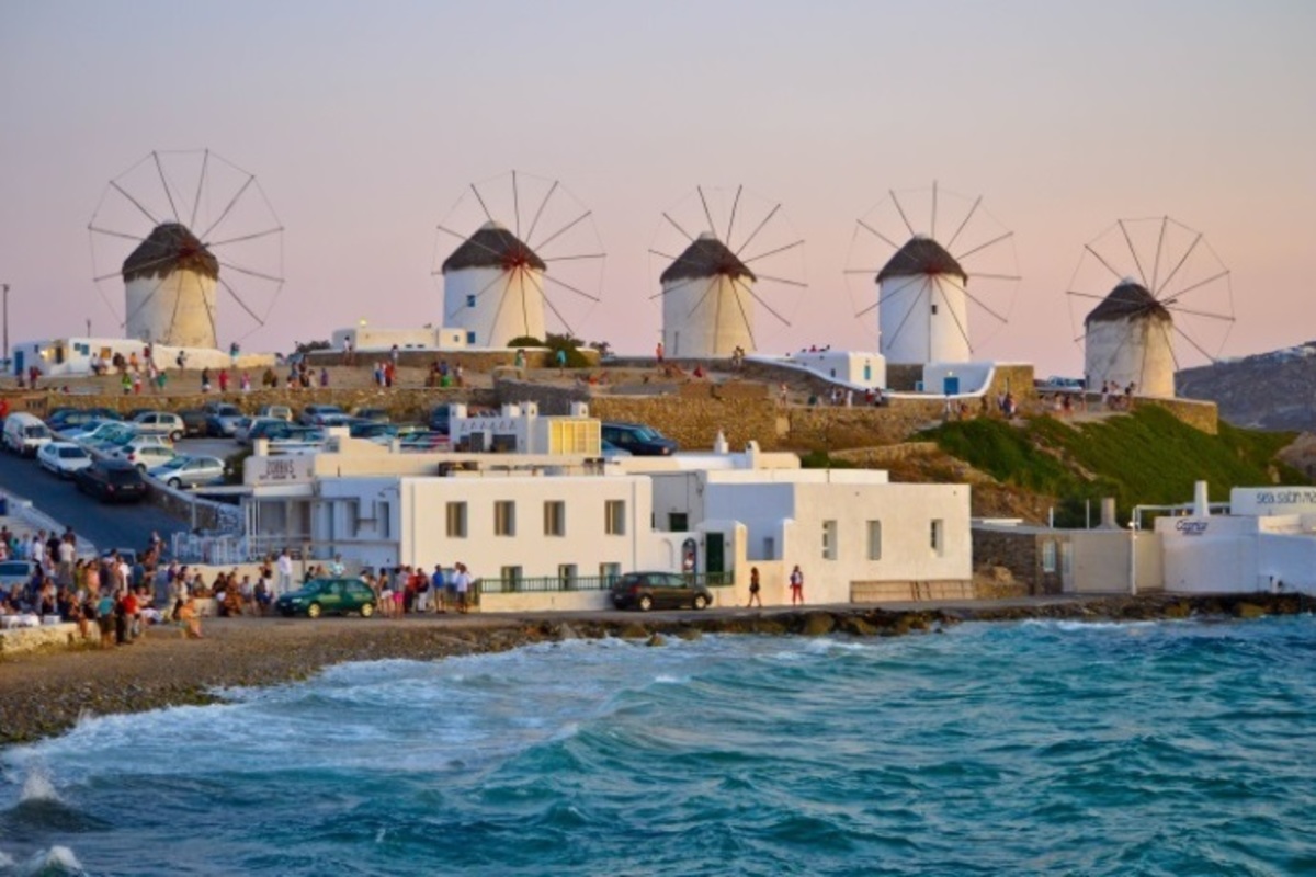 «Ξύπνησα ένα πρωί και πούλησα τρία σπίτια στη Μύκονο και τρία στην Κηφισιά»