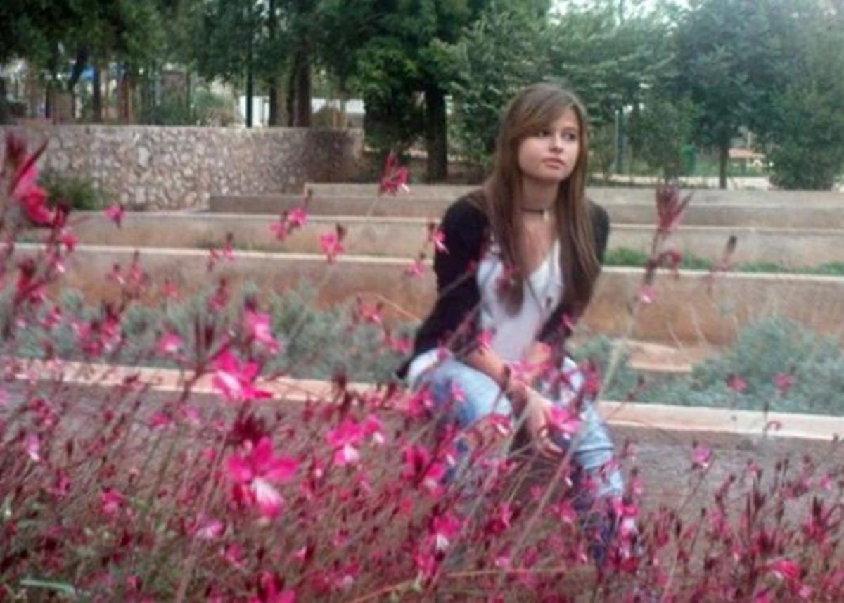 Κραυγή αγωνίας για τη Μυρτώ – Τι ζητά η μητέρα της 18χρονης που κακοποιήθηκε στα βράχια της Πάρου