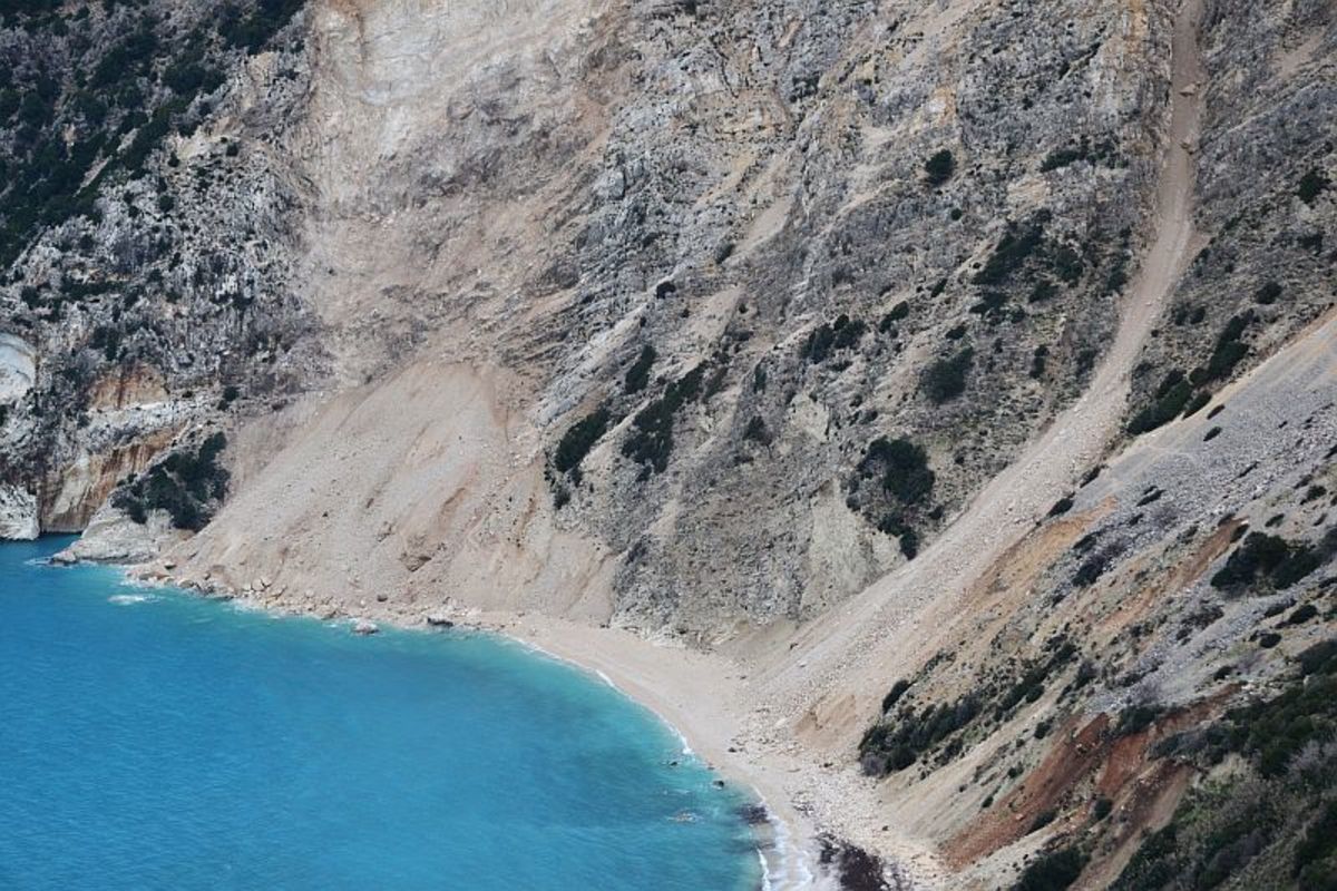 Εικόνες που κόβουν την ανάσα! Ο Μύρτος “κόπηκε” στη μέση από το σεισμό στην Κεφαλονιά