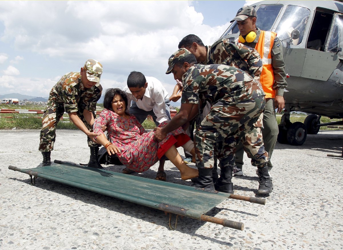 Σεισμός Νεπάλ: Πάνω από 4.000 οι νεκροί – 100.000 έμειναν άστεγοι (ΦΩΤΟ και ΒΙΝΤΕΟ)