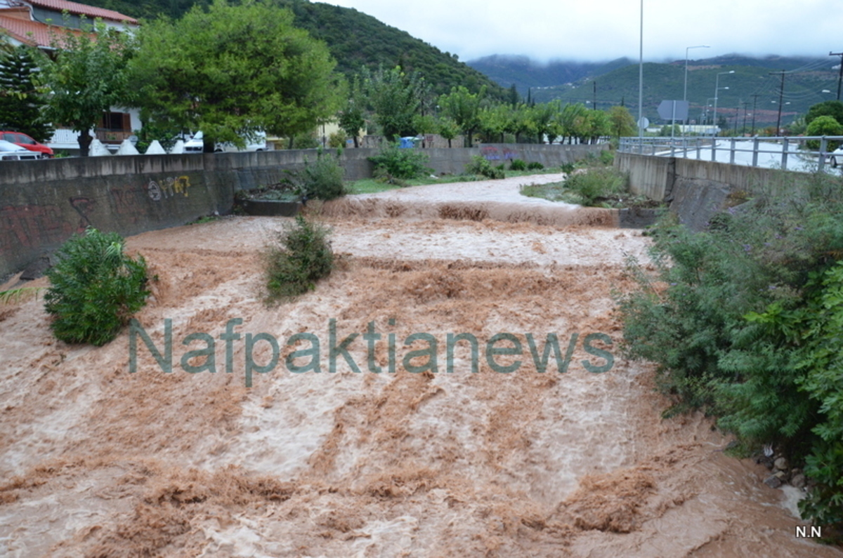 Κακοκαιρία: Πνίγεται στη λάσπη η Ναυπακτία – Πλημμύρισαν σπίτια, ποτάμια οι δρόμοι [pics, vids]