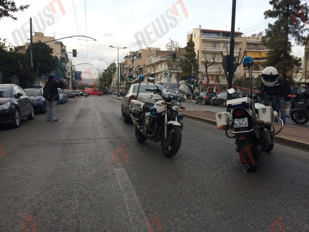 Προκήρυξη της οργάνωσης «Αναρχικός Κομάντο Νέστορ Μάχνο» έξω από τη Ναυτεμπορική