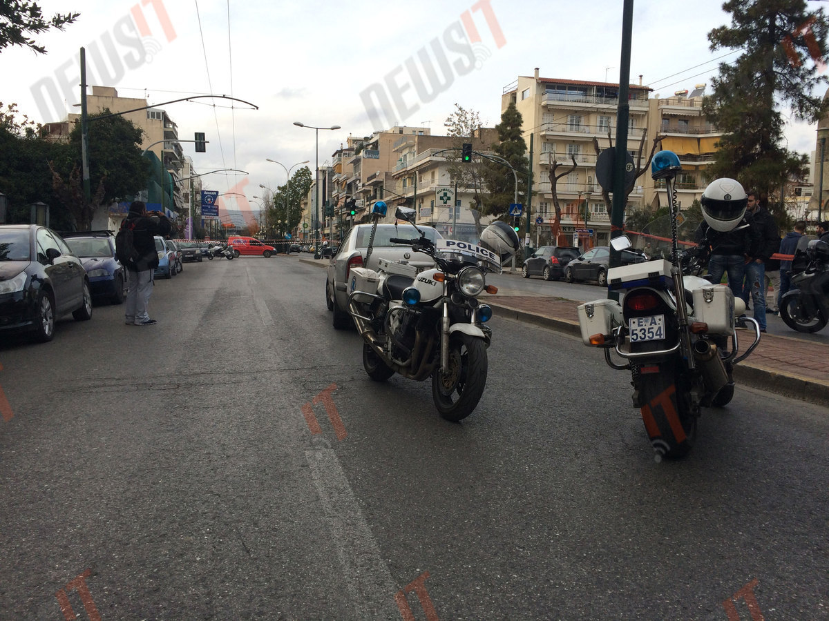 Προκήρυξη της οργάνωσης «Αναρχικός Κομάντο Νέστορ Μάχνο» έξω από τη Ναυτεμπορική
