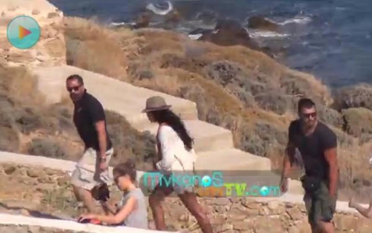 ΔΕΙΤΕ την πανέμορφη Ναόμι Κάμπελ να κάνει βόλτες στη Μύκονο! ΒΙΝΤΕΟ