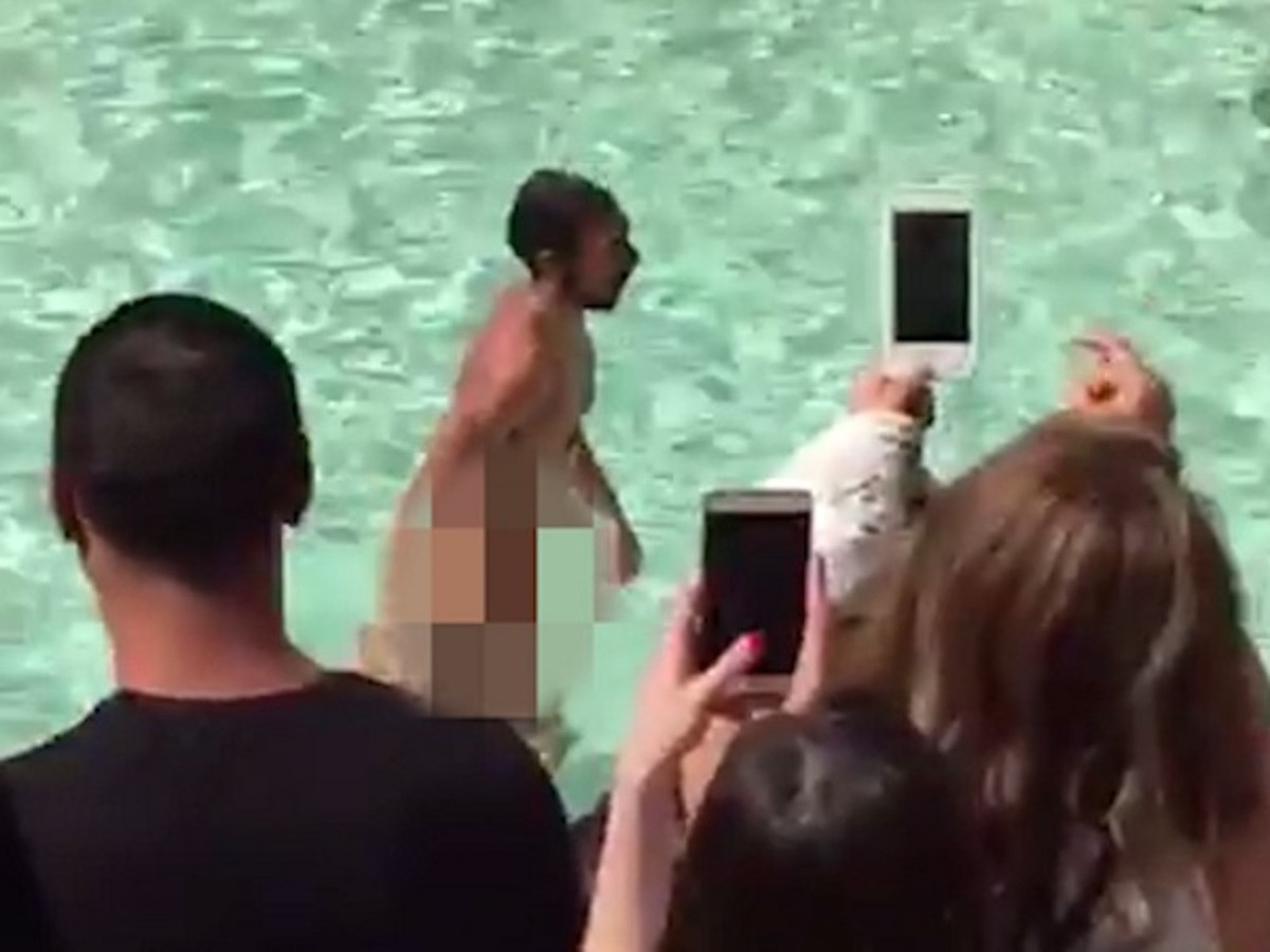 Κολυμπούσε γυμνός στη Φοντάνα ντι Τρέβι! Άφωνοι οι τουρίστες [vid]