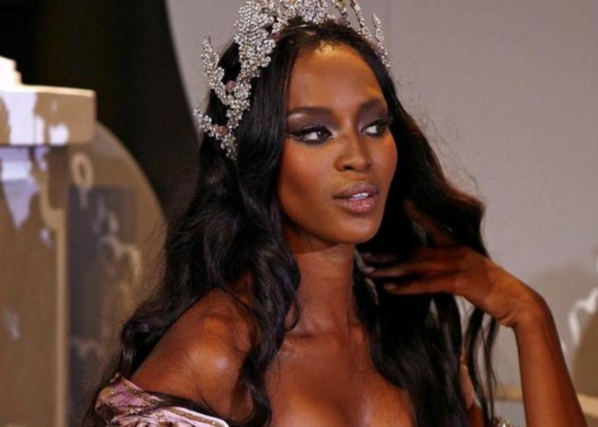 Naomi Campbell: Με τα ίδια ρούχα στην ίδια πόζα 25 χρόνια μετά και δεν θα πιστεύετε αυτό που βλεπετε!