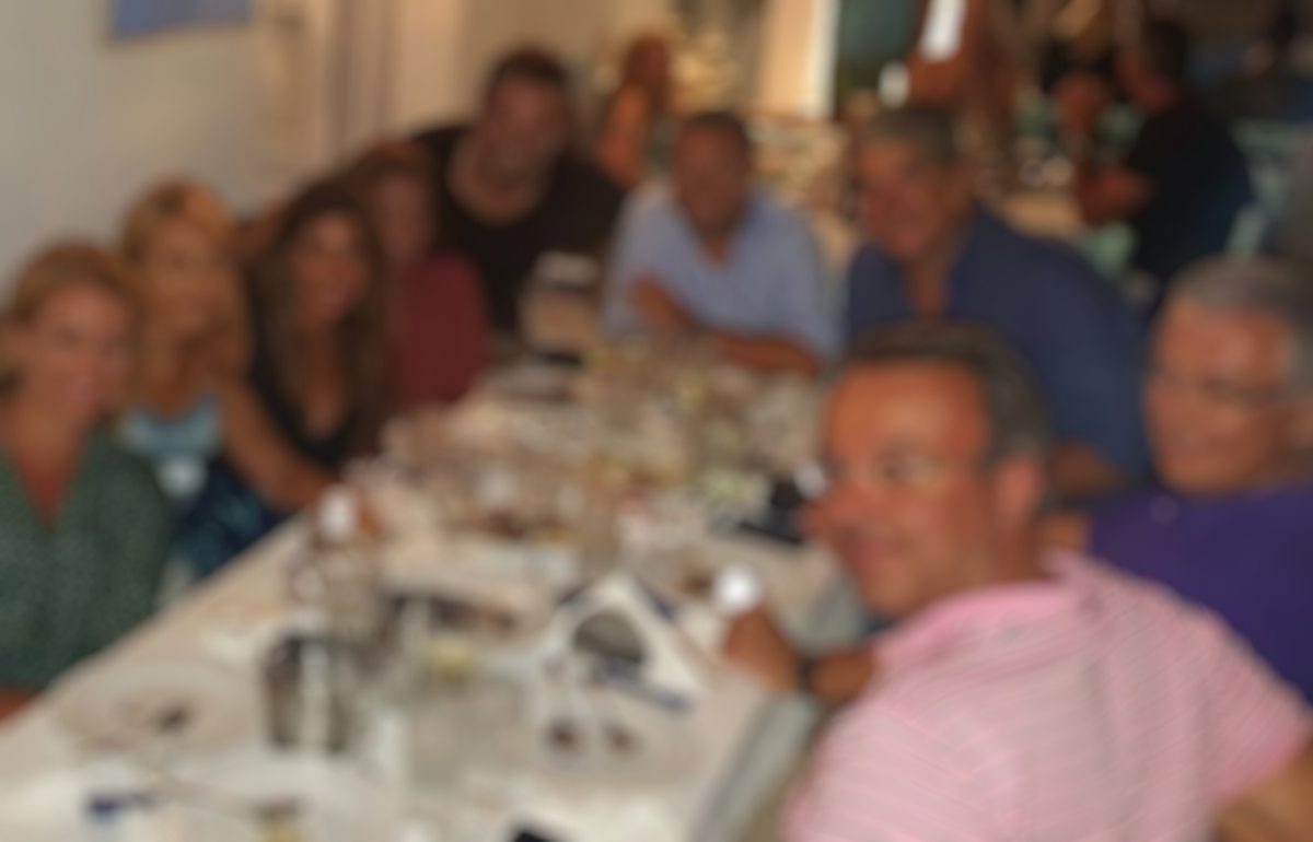 Ποια παρέα γνωστών πολιτικών και δημοσιογράφων έτρωγε μαζί χθες βράδυ στη Νάουσα της Πάρου;