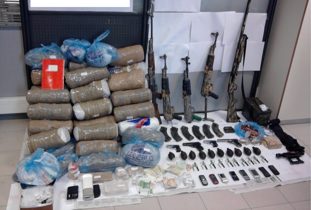 Τα όπλα και τα ναρκωτικά που βρήκαν οι αστυνομικοί (ΦΩΤΟ ΕΛΛΗΝΙΚΗ ΑΣΤΥΝΟΜΙΑ)
