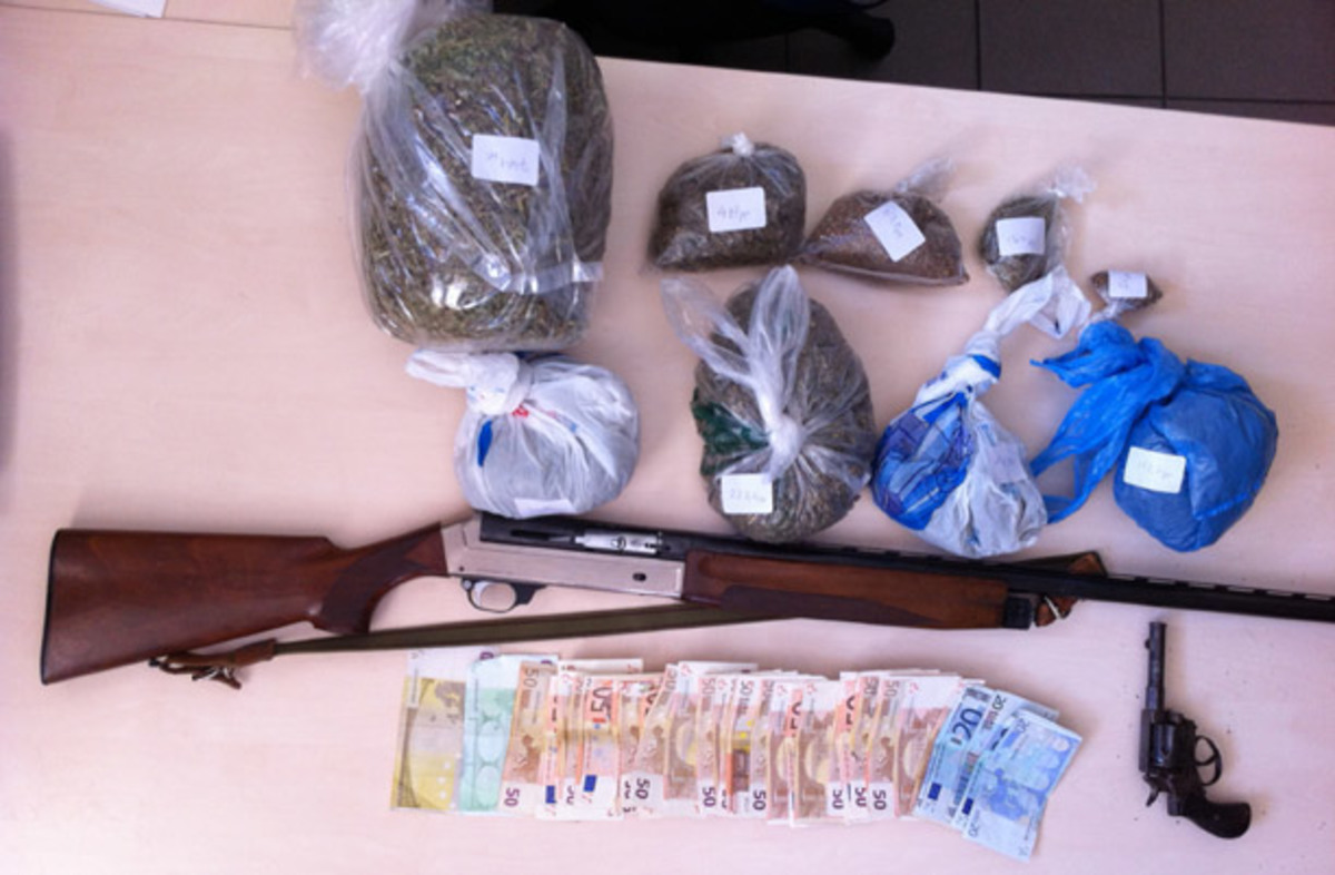 Λέσβος: Τον “τσάκωσαν” με όπλα και ενάμισι κιλό χασίς!