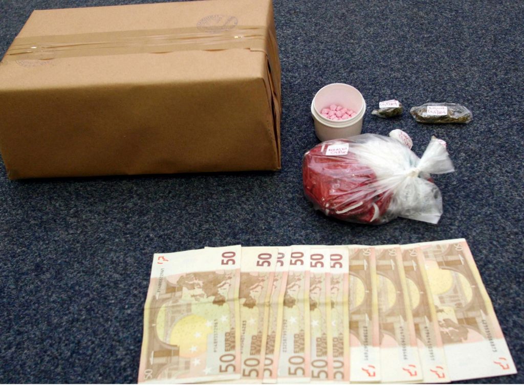 Ηράκλειο: Έκρυβε στις τσέπες του χάπια και ηρωίνη