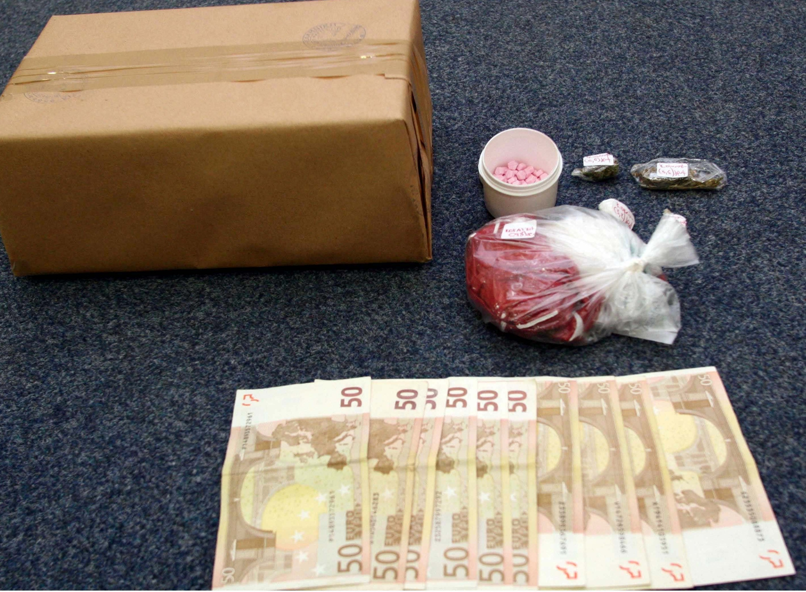 Ηράκλειο: Έκρυβε στις τσέπες του χάπια και ηρωίνη