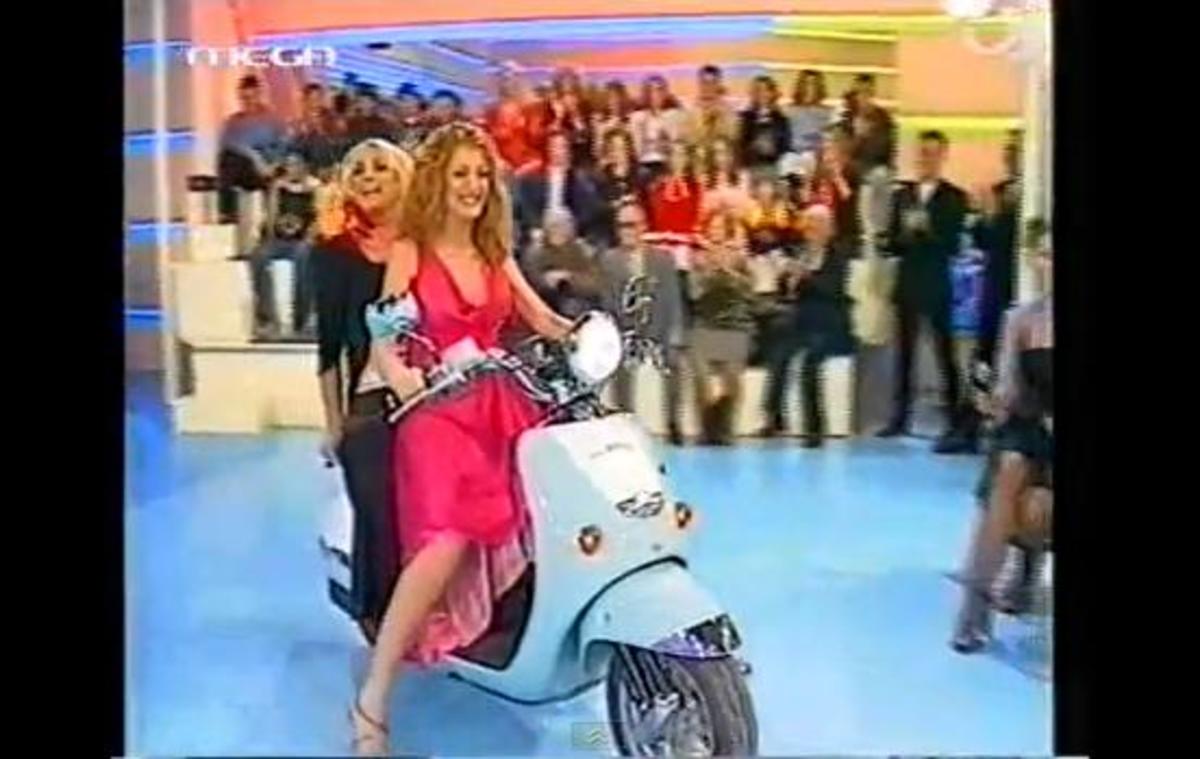 Δείτε τη Νατάσα Θεοδωρίδου να οδηγεί βέσπα με συνεπιβάτη τη Ρούλα Κορομηλά !