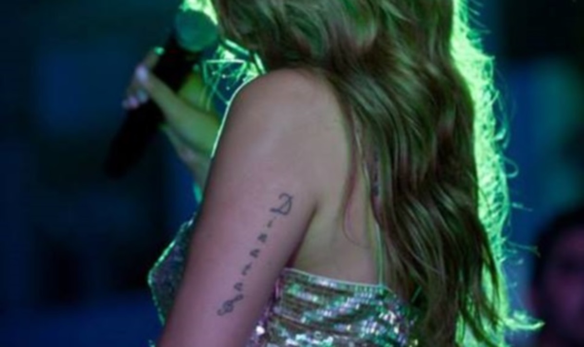 Με νέο look και νέο tattoo! Ποια Ελληνίδα τραγουδίστρια είναι;