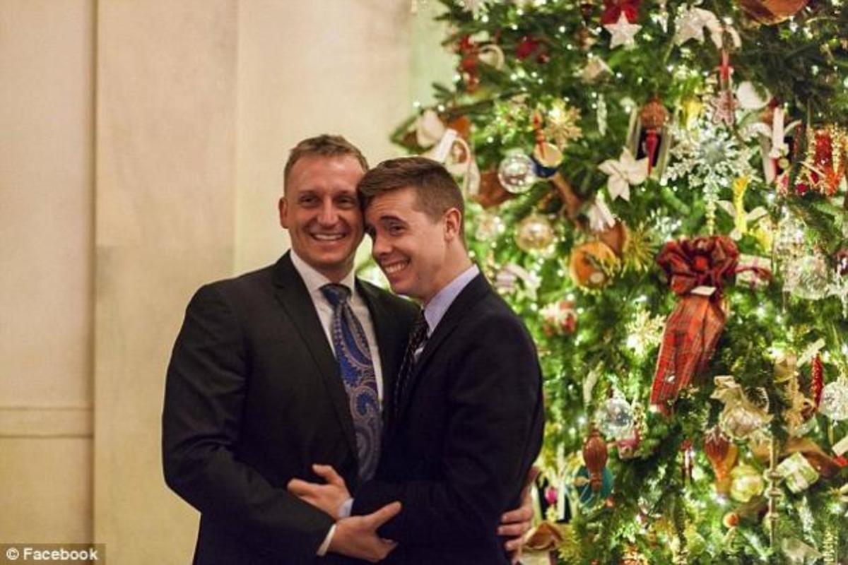 Αρχηγός του Ναυτικού αρραβωνιάζεται τον συντροφο του στον Λευκό Οικο! ΦΩΤΟ