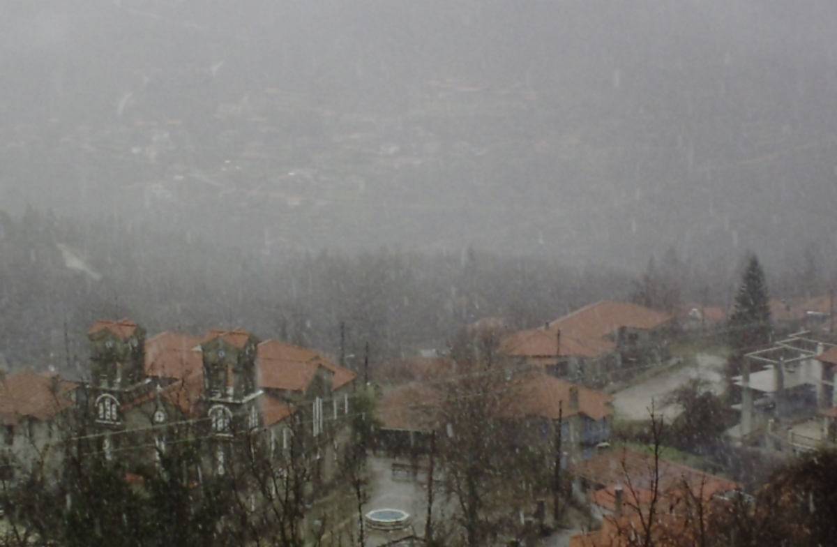 Χιόνια και ομίχλη στην ορεινή Ναυπακτία – Video