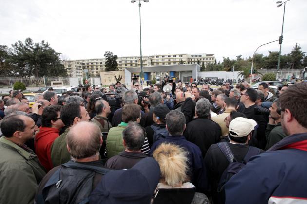Βόμβα στο Σκαραμαγκά! Οι “γαλάζιοι” συνδικαλιστές “διαγράφουν” Σαμαρά