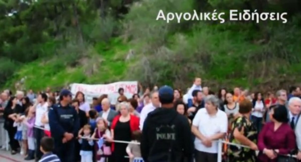 Χωρίς εξέδρα αλλά με γιούχα η παρέλαση στο Ναύπλιο – Αποδοκίμασαν τον Υφυπουργό Ανάπτυξης Θανάση Σκορδά
