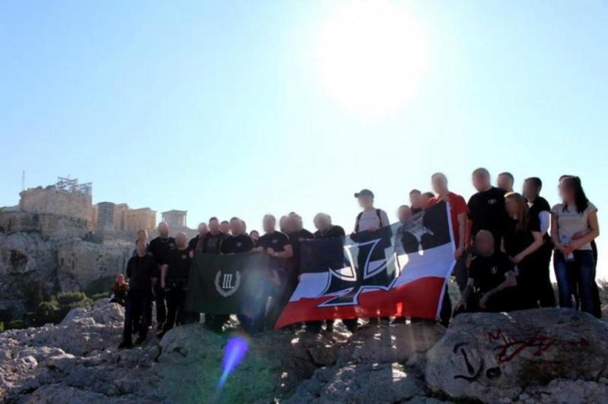 Ξεδιάντροπη πρόκληση: Ύψωσαν ναζιστική σημαία στην Ακρόπολη!