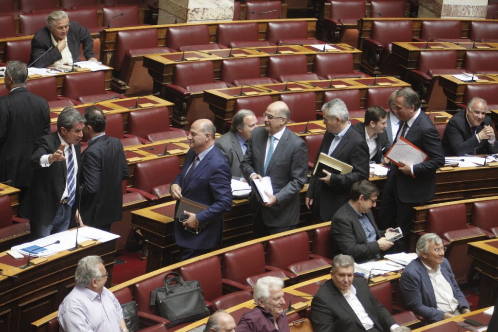 ΝΔ: Μεταξύ “υπεύθυνης αντιπολίτευσης” και “σκληρού ροκ”