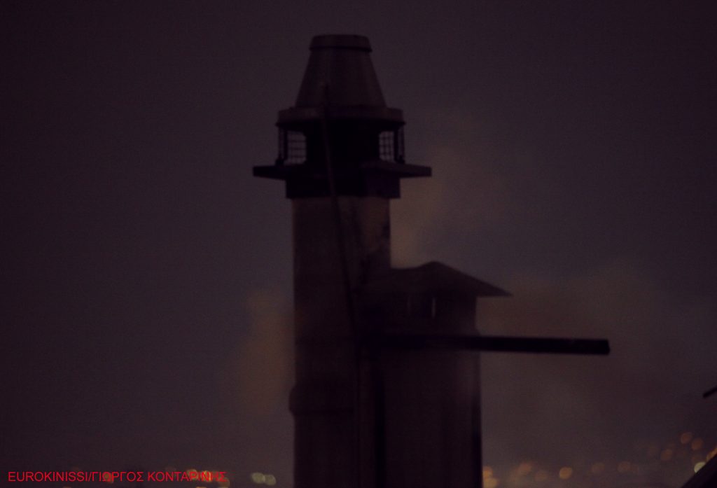 Οι καμινάδες των συνοικιών, το νέφος της πολιτικής και οι ρύποι του χρέους