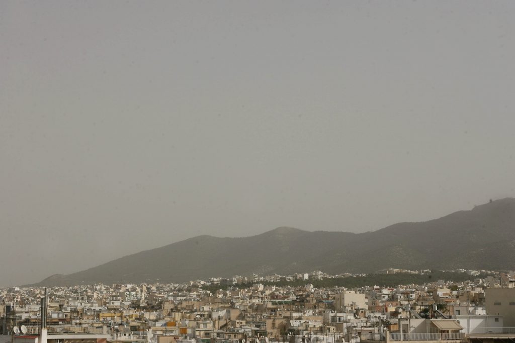 Ο καύσωνας και το όζον έκαναν αποπνικτική την ατμόσφαιρα στην Αθήνα