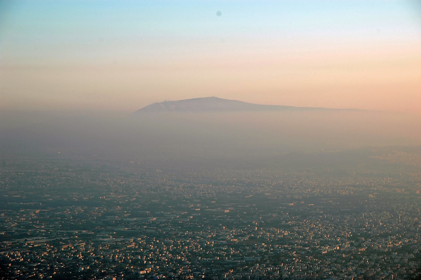 Μαζί με το καλοκαίρι,  ήρθε και το νέφος,  στην Αθήνα…