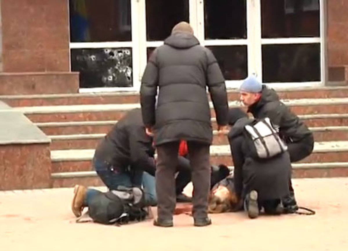 Ουκρανία: Διαδηλώτρια πέφτει νεκρή από σφαίρα! – Βιντεο – σοκ!