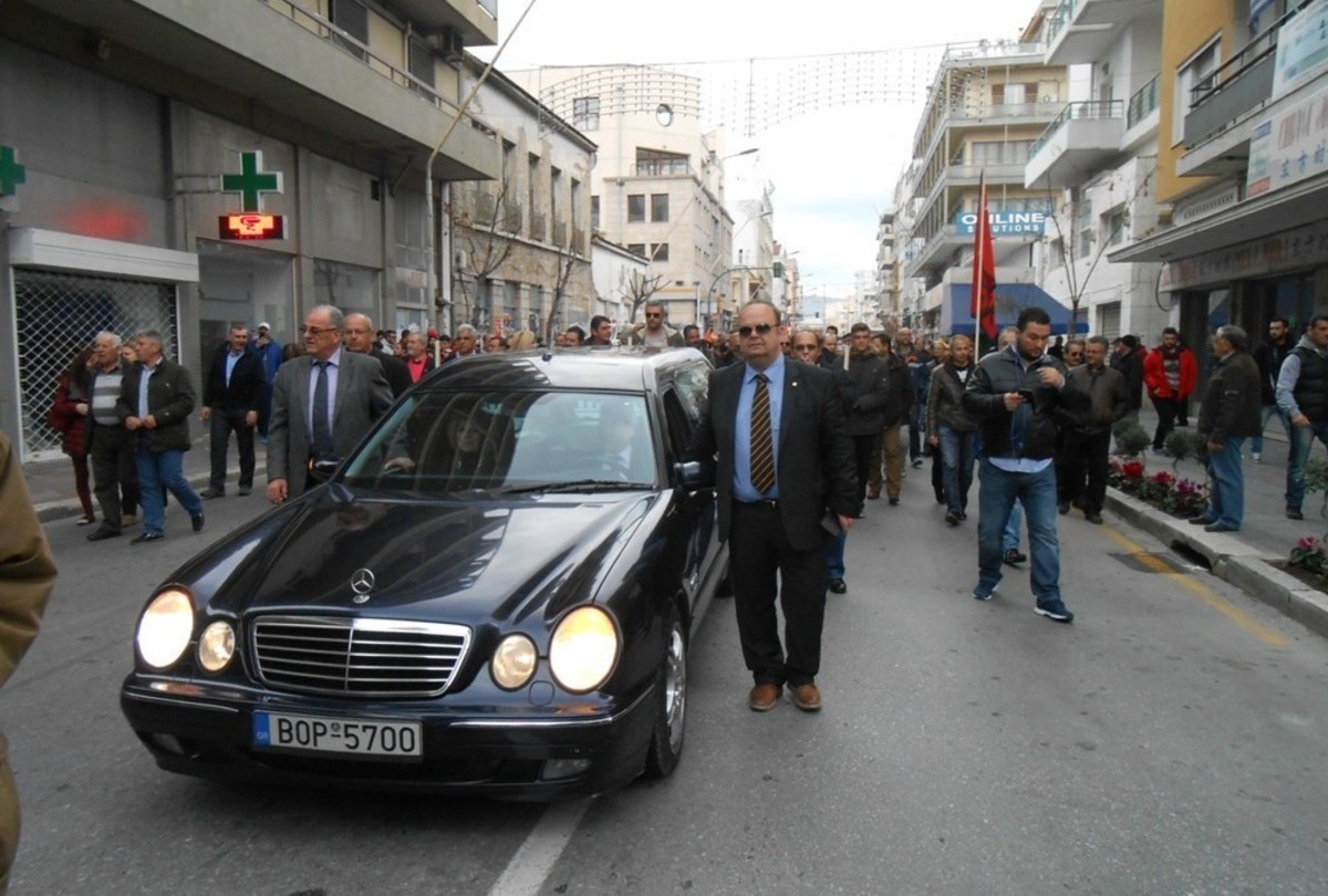 Απεργία: Τα Γραφεία Τελετών με νεκροφόρες στην πορεία για το Ασφαλιστικό! ΦΩΤΟ