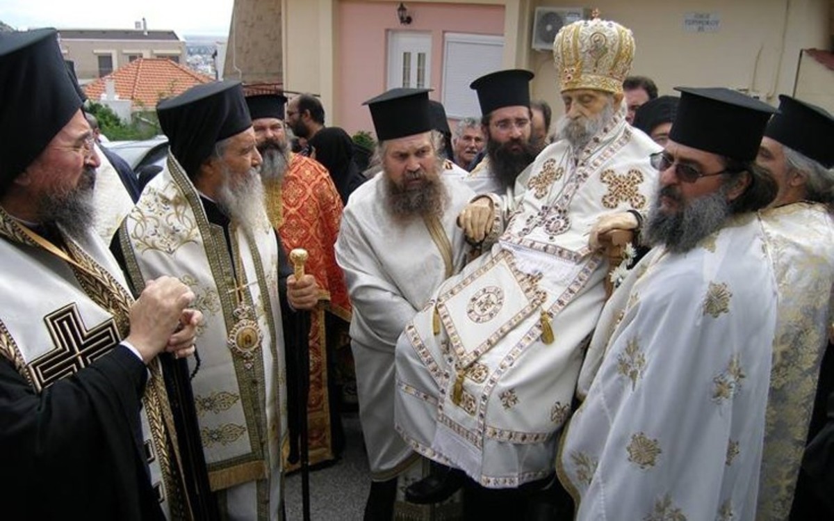 Περιέφεραν καθιστό τον νεκρό Μητροπολίτη! [pics]