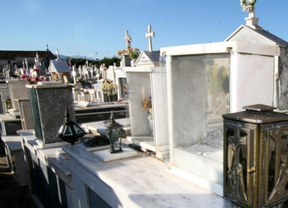 Αχαΐα: Βρήκαν λίρες στον τάφο του παππού – Απίστευτο το επικρατέστερο σενάριο για το πώς βρέθηκαν εκεί!