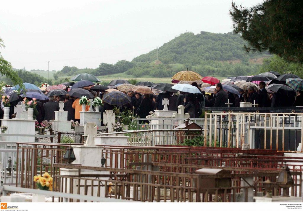 Θεσσαλονίκη: Κατέστρεψαν τάφους για να κλέψουν τα φαναράκια