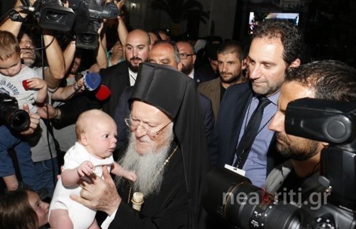 Νεογέννητο Γερμανού καθολικού ήρθε στην Κρήτη για να λάβει την ευλογία