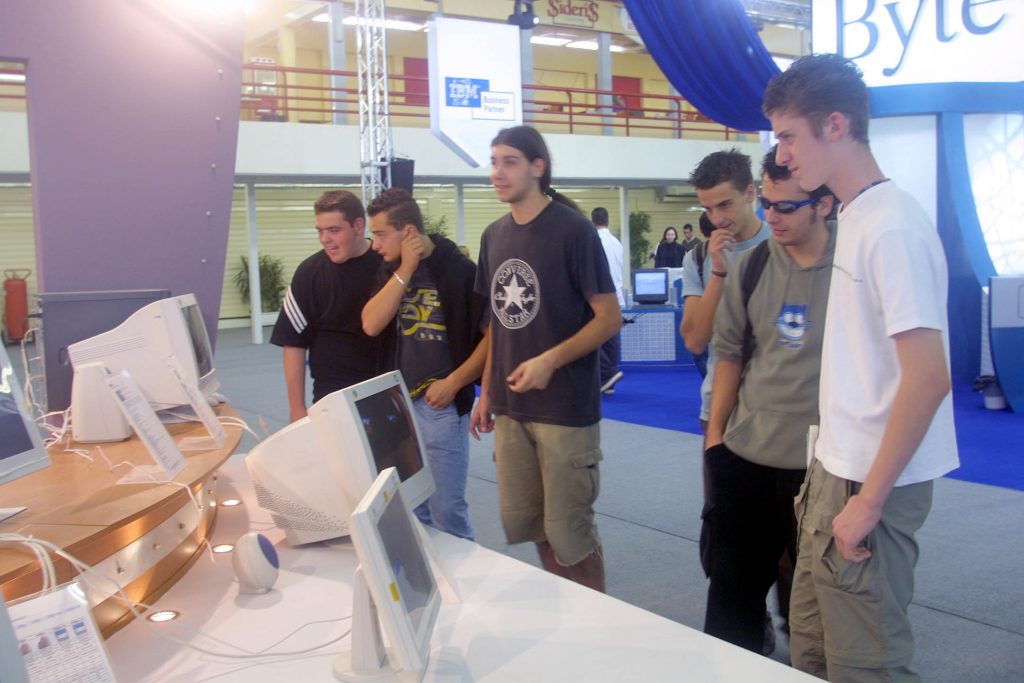 Τι κόβουν οι νέοι εξαιτίας της κρίσης